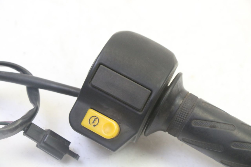 photo de INTERRUPTOR DERECHO PEUGEOT KISBEE 2T 50 (2010 - 2017)