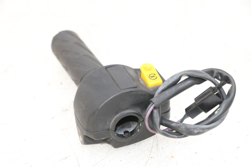 photo de INTERRUPTOR DERECHO PEUGEOT KISBEE 2T 50 (2010 - 2017) - Otra perspectiva