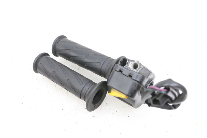 photo de INTERRUPTOR DERECHO PEUGEOT KISBEE 4T 50 (2010 - 2017) - Detalle de la pieza