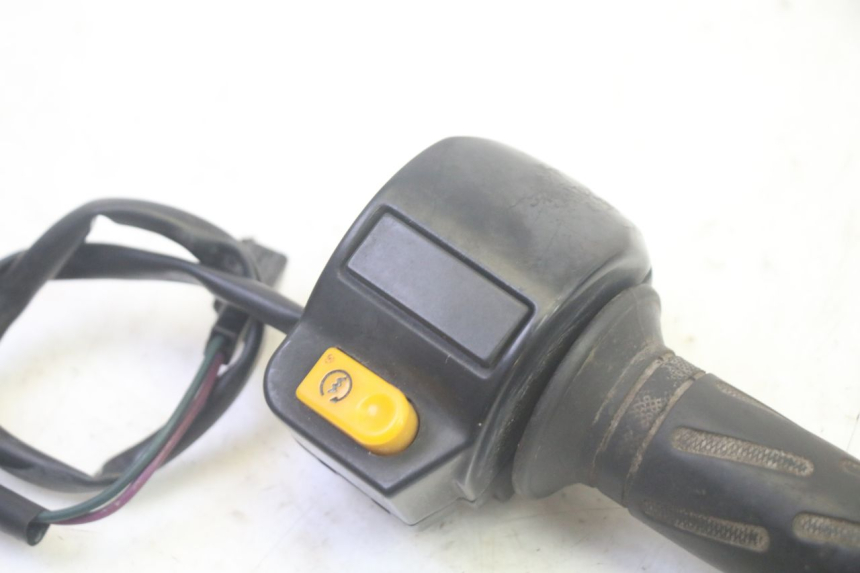 photo de INTERRUPTOR DERECHO PEUGEOT KISBEE 4T 50 (2010 - 2017) - Detalle de la pieza