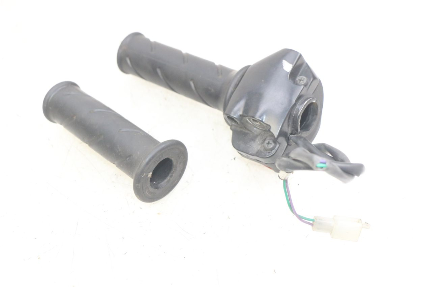 photo de INTERRUPTOR DERECHO PEUGEOT LUDIX 50 (2005 - 2007)