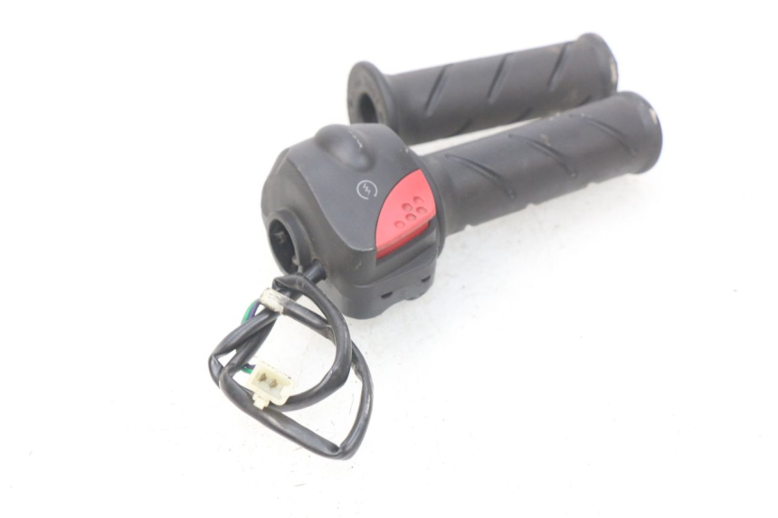 photo de INTERRUPTOR DERECHO PEUGEOT LUDIX 50 (2008 - 2017)