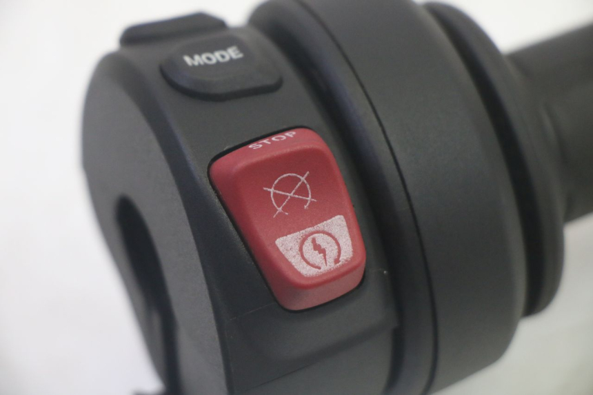 photo de CONMUTADOR DERECHA BMW R GS 1250 (2021 - 2024) - Primer plano técnico