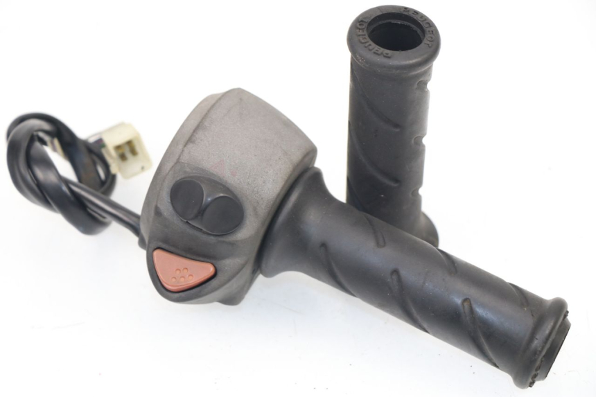 photo de INTERRUPTOR DERECHO PEUGEOT SATELIS COMPRESSOR K15 125 (2006 - 2009)