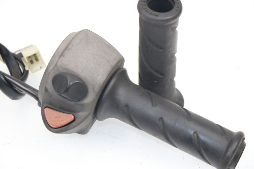 photo de INTERRUPTOR DERECHO PEUGEOT SATELIS COMPRESSOR K15 125 (2006 - 2009)