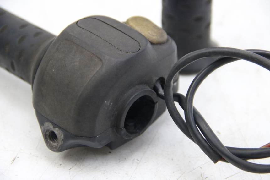 photo de INTERRUPTOR DERECHO APRILIA SCARABEO 4T 50 (2009 - 2017)