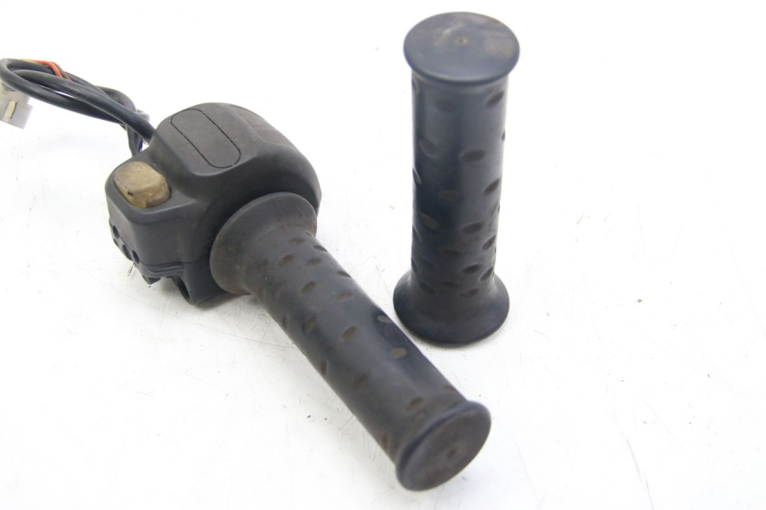 photo de INTERRUPTOR DERECHO APRILIA SCARABEO 4T 50 (2009 - 2017)