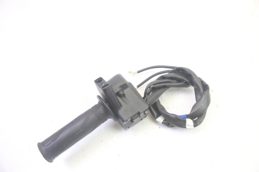 photo de CONMUTADOR DERECHA YAMAHA TRICITY 300 (2020 - 2024) - Primer plano técnico