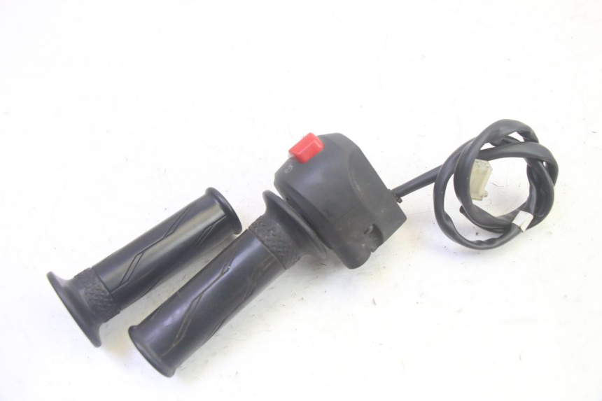 photo de CONMUTADOR DERECHA YAMAHA TZR 50 (2008 - 2016) - Primer plano técnico