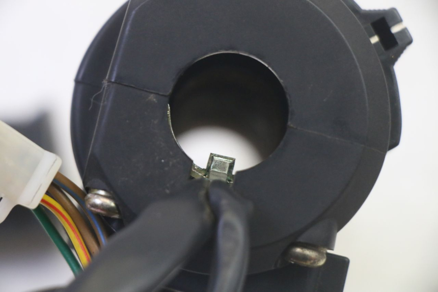 photo de INTERRUPTOR DERECHO DAELIM VJ ROADWIN FI 125 (2008 - 2017) - Detalles de los puntos de fijación