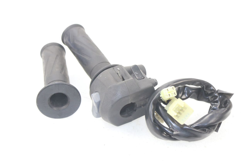 photo de CONMUTADOR DERECHA YAMAHA XMAX X-MAX ABS 125 (2014 - 2016) - Primer plano técnico