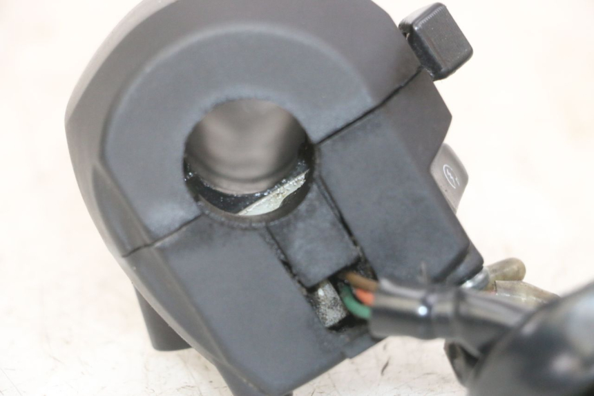 photo de INTERRUPTOR DERECHO YAMAHA X-MAX XMAX 125 (2010 - 2014)