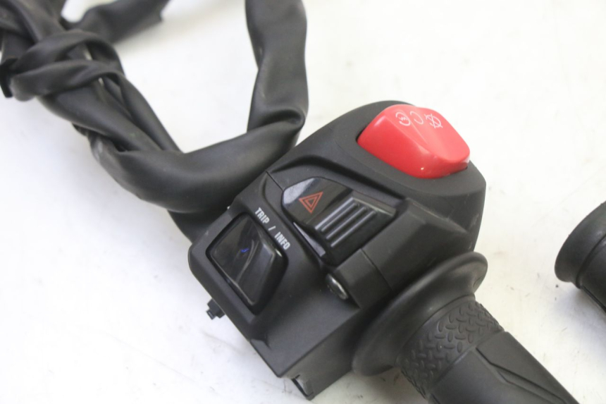 photo de CONMUTADOR DERECHA YAMAHA XMAX X-MAX 125 (2021 - 2025)