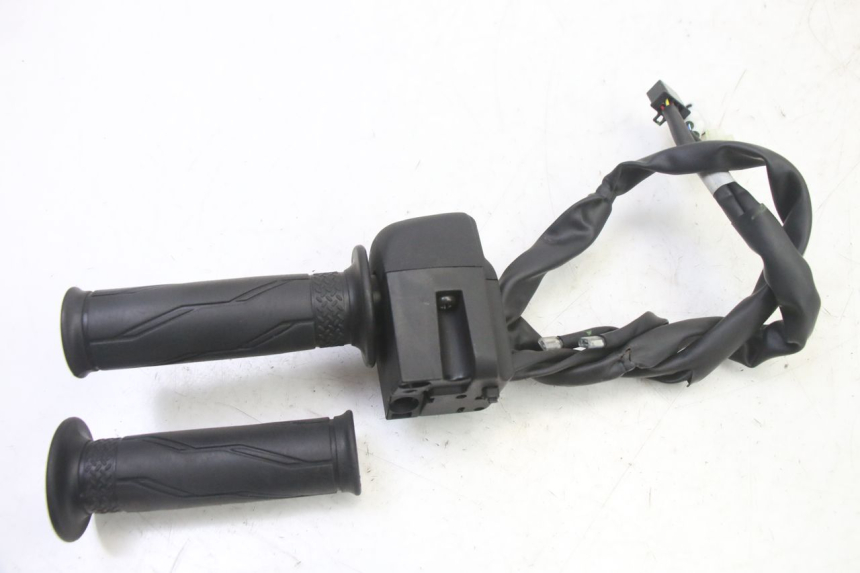 photo de CONMUTADOR DERECHA YAMAHA XMAX X-MAX 125 (2021 - 2025)