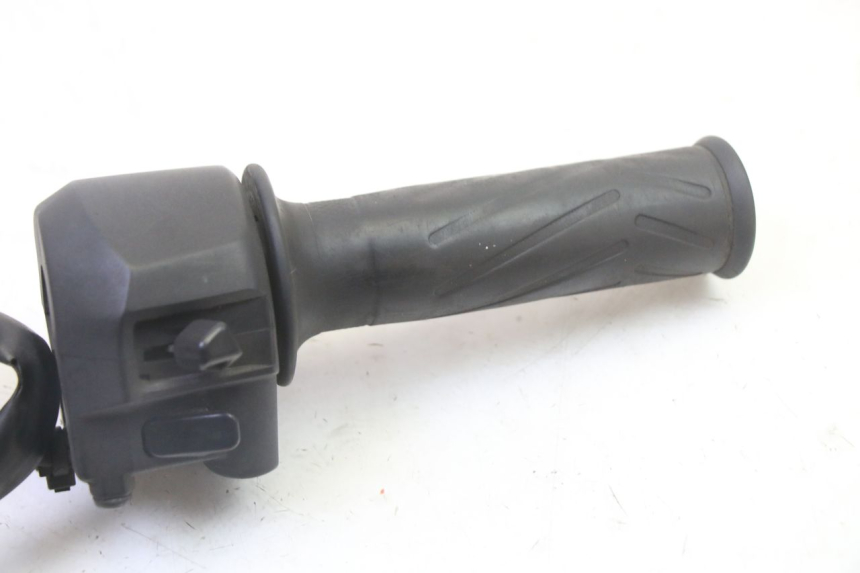 photo de INTERRUPTOR DERECHO YAMAHA X-MAX XMAX 125 (2010 - 2014)