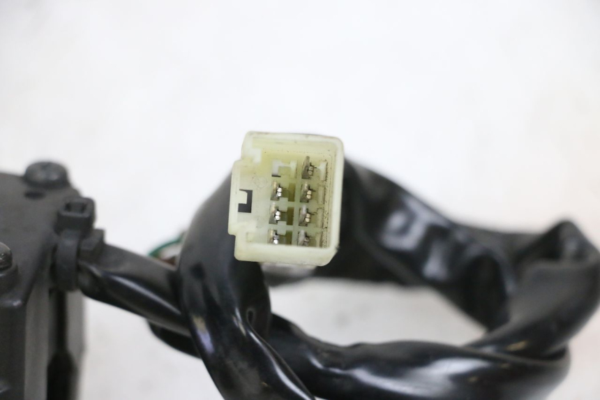 photo de INTERRUPTOR DERECHO YAMAHA X-MAX XMAX 125 (2010 - 2014) - Otra perspectiva