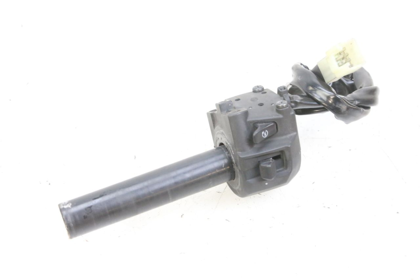 photo de INTERRUPTOR DERECHO YAMAHA X-MAX XMAX 125 (2010 - 2014) - Primer plano técnico