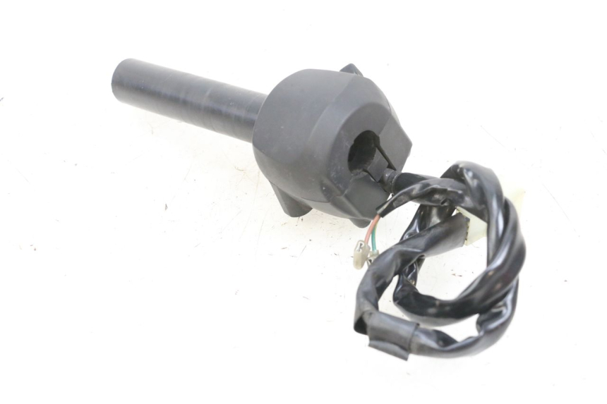 photo de INTERRUPTOR DERECHO YAMAHA X-MAX XMAX 125 (2010 - 2014) - Detalles de los puntos de fijación