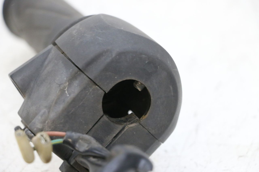 photo de INTERRUPTOR DERECHO YAMAHA X-MAX XMAX 125 (2010 - 2013) - Otra perspectiva