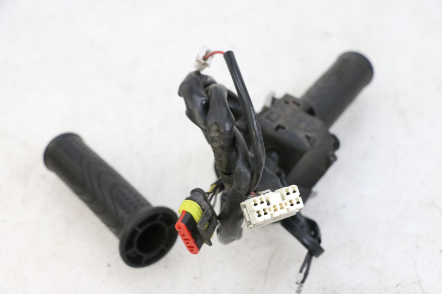 photo de INTERRUPTOR DERECHO PIAGGIO X10 125 (2012 - 2017)