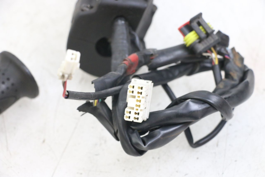 photo de INTERRUPTOR DERECHO PIAGGIO X10 125 (2012 - 2017)