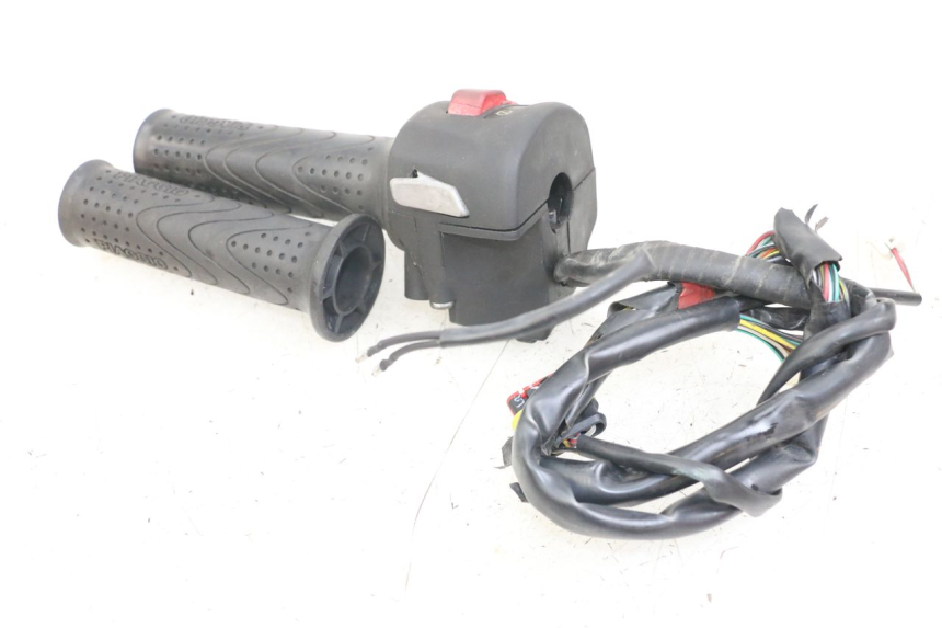 photo de INTERRUPTOR DERECHO PIAGGIO X10 125 (2012 - 2017)