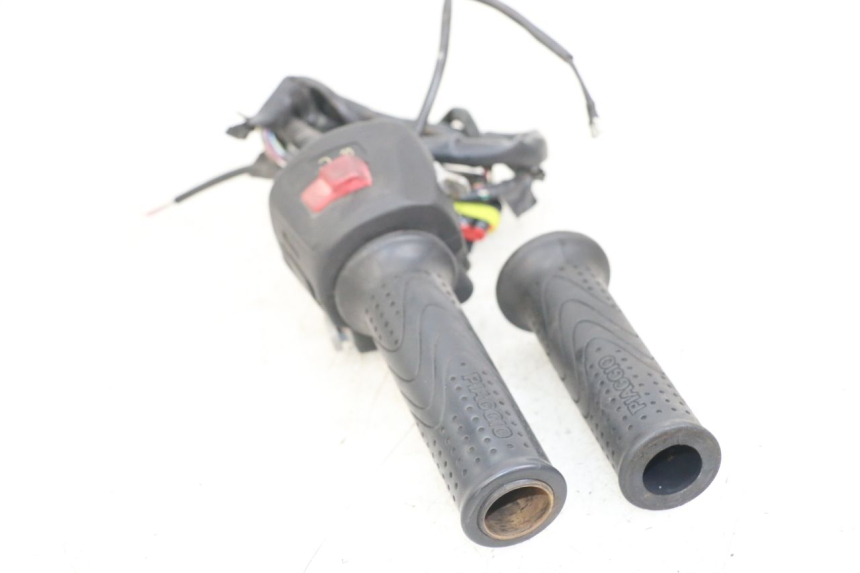 photo de INTERRUPTOR DERECHO PIAGGIO X10 125 (2012 - 2017)