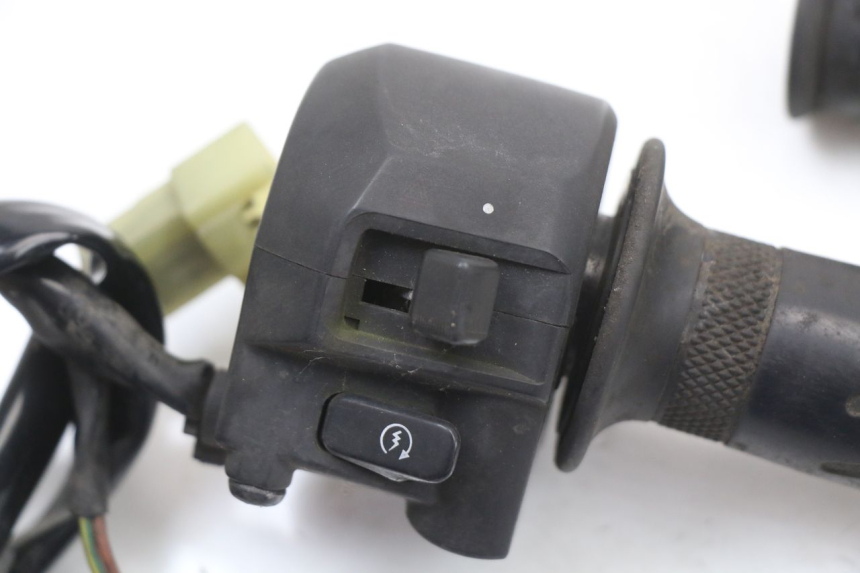 photo de INTERRUPTOR DERECHO YAMAHA X-MAX XMAX 125 (2010 - 2014)