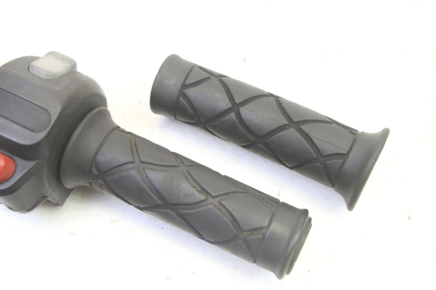 photo de INTERRUPTOR DERECHO YAMAHA YP MAJESTY 125 (2007 - 2010)