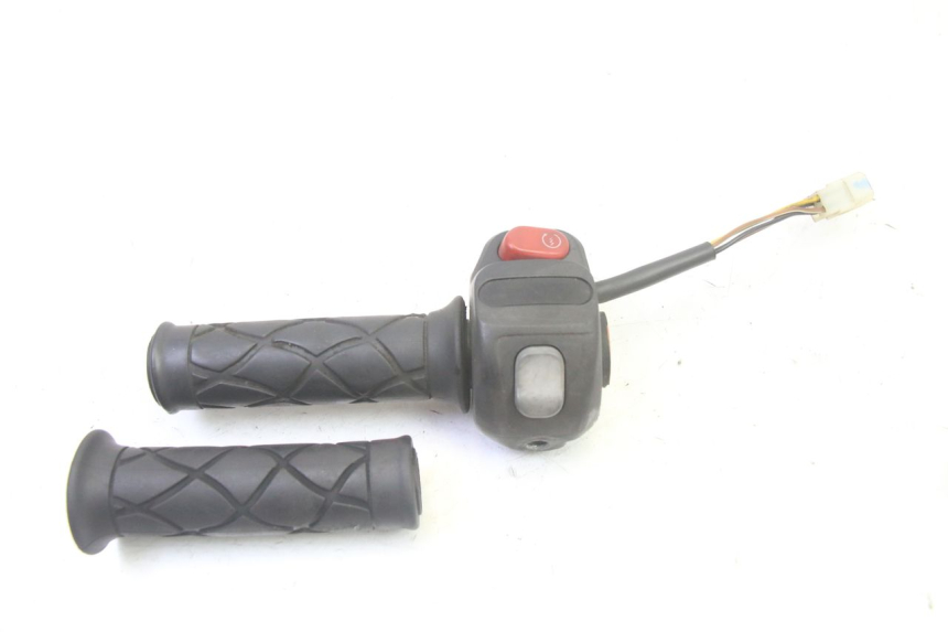 photo de INTERRUPTOR DERECHO YAMAHA YP MAJESTY 125 (2007 - 2010)