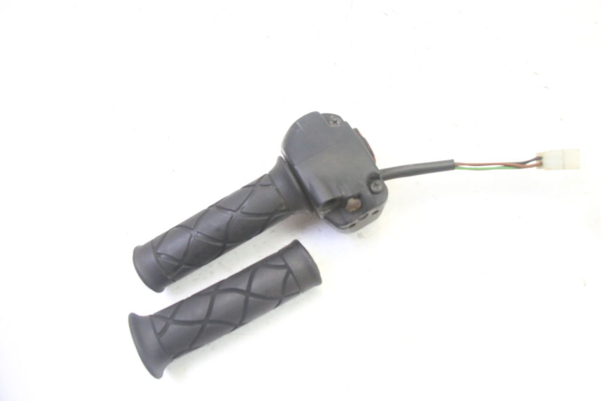 photo de INTERRUPTOR DERECHO YAMAHA YP MAJESTY 125 (2007 - 2010)