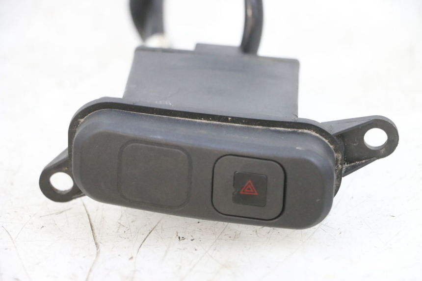 photo de CONMUTADOR LUCES EMERGENCIA SYM GTS EVO 125 (2009 - 2013) - Detalle de la pieza