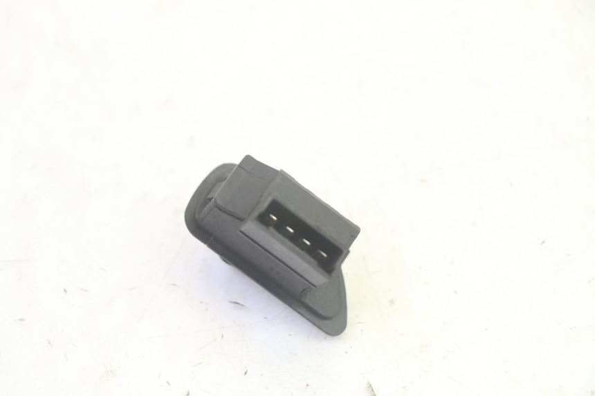 photo de CONMUTADOR DE LUCES DE EMERGENCIA PIAGGIO XEVO - X EVO 125 (2007 - 2016) - Otra perspectiva