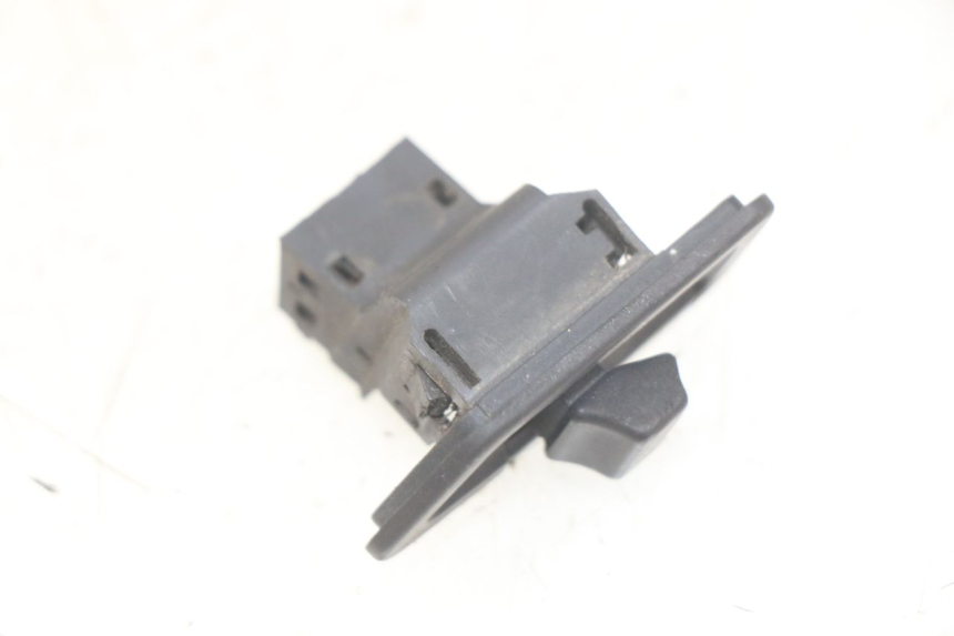 photo de CONMUTADOR DE LUCES DE EMERGENCIA YAMAHA XMAX X-MAX 125 (2006 - 2009)
