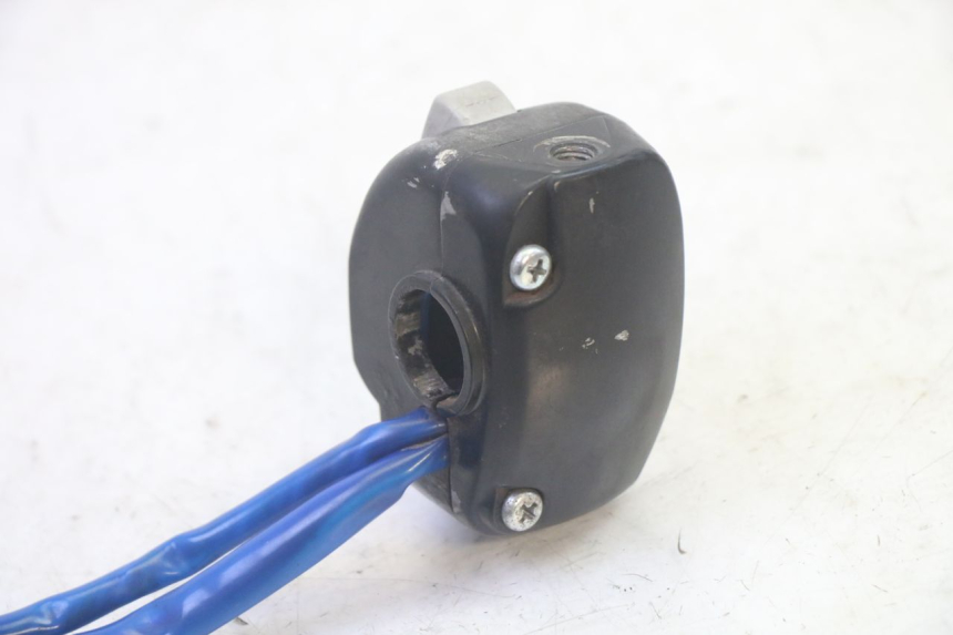 photo de INTERRUPTOR DE LUCES IZQUIERDO KYMCO AGILITY 16+ 4T 50 (2018 - 2023) - Primer plano técnico