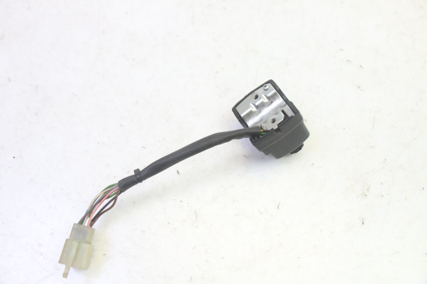 photo de INTERRUPTOR DE LUCES IZQUIERDO MBK BOOSTER SPIRIT 50 (2004 - 2017) - Primer plano técnico