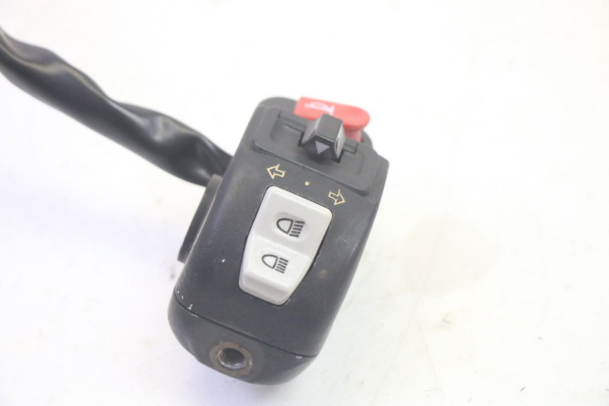 photo de INTERRUPTOR DE LUCES IZQUIERDO SYM CROX 4T 50 (2016 - 2023) - Zoom estado de uso