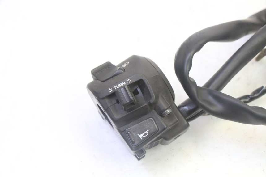 photo de INTERRUPTOR DE LUCES IZQUIERDO. HONDA FES S-WING SWING ABS 125 (2007 - 2015)