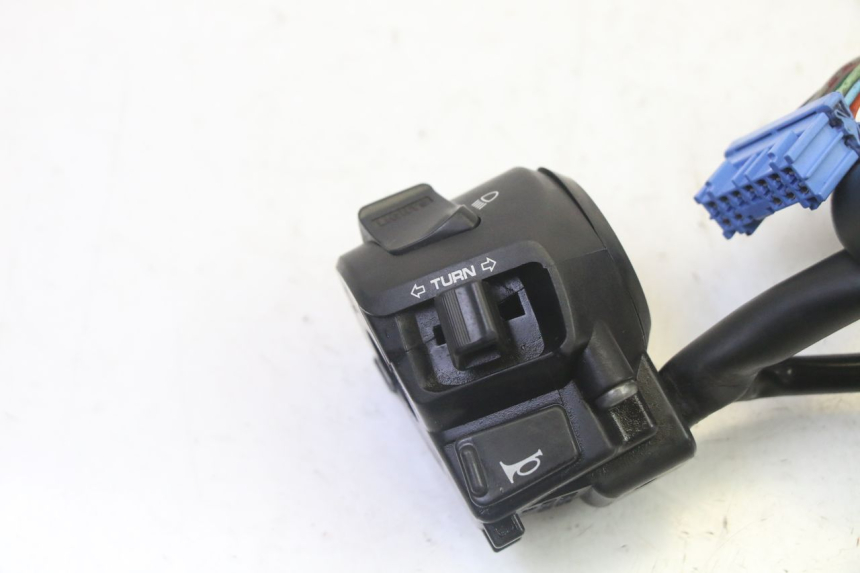 photo de INTERRUPTOR DE LUCES IZQUIERDO. HONDA FES S-WING SWING ABS 125 (2007 - 2015)