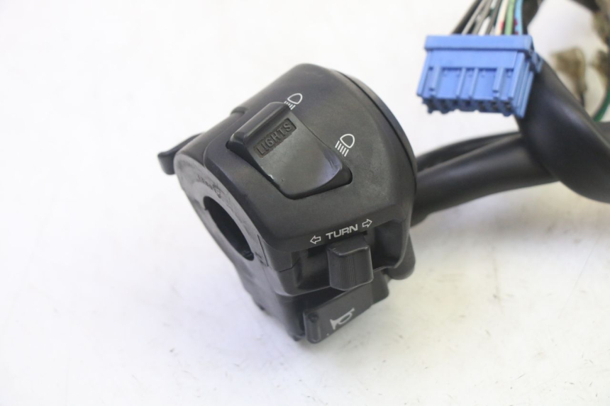 photo de INTERRUPTOR DE LUCES IZQUIERDO. HONDA FES S-WING SWING ABS 125 (2007 - 2015)