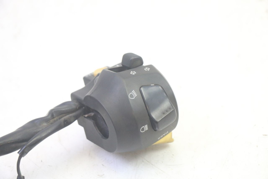 photo de CONMUTADOR IZQUIERDA SYM GTS EVO 125 (2009 - 2013) - Primer plano técnico