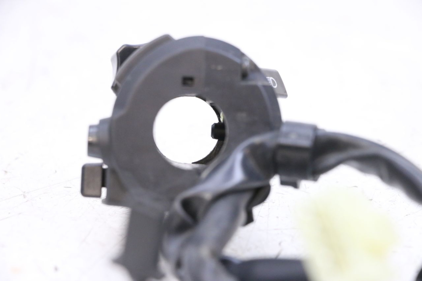 photo de CONMUTADOR IZQUIERDA YAMAHA MT-07 MT07 ABS 700 (2018 - 2020) - Primer plano técnico