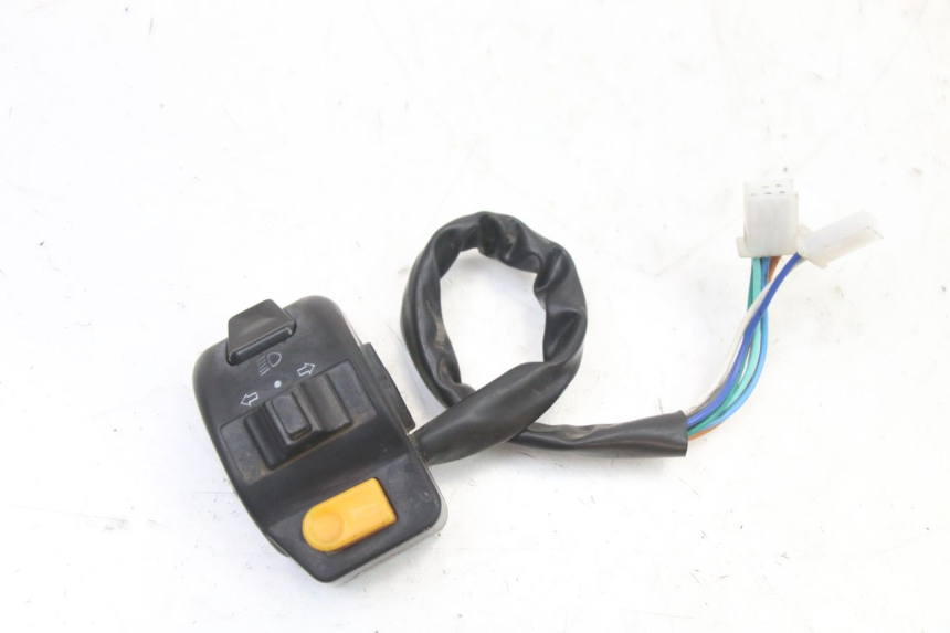 photo de INTERRUPTOR DE LUCES IZQUIERDO UNIVERSAL BIKE ZN50QT-11B 50 (2018 - 2021)