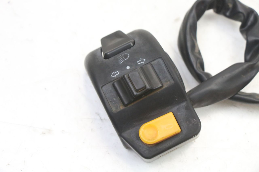 photo de INTERRUPTOR DE LUCES IZQUIERDO UNIVERSAL BIKE ZN50QT-11B 50 (2018 - 2021)
