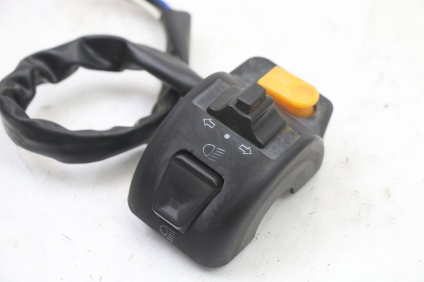 photo de INTERRUPTOR DE LUCES IZQUIERDO UNIVERSAL BIKE ZN50QT-11B 50 (2018 - 2021)