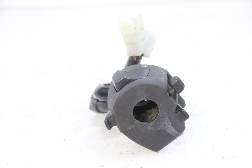 photo de INTERRUPTOR DE LUCES IZQUIERDO YAMAHA X-MAX XMAX 125 (2010 - 2014)