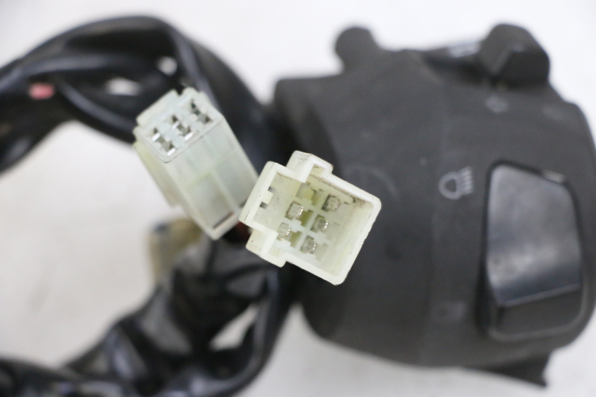 photo de INTERRUPTOR DE LUCES IZQUIERDO YAMAHA X-MAX XMAX 125 (2010 - 2014)