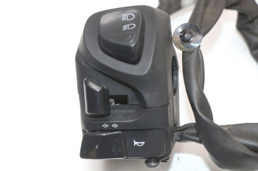 photo de INTERRUPTOR DE LUCES IZQUIERDO YAMAHA XMAX X-MAX ABS 125 (2017 - 2020)