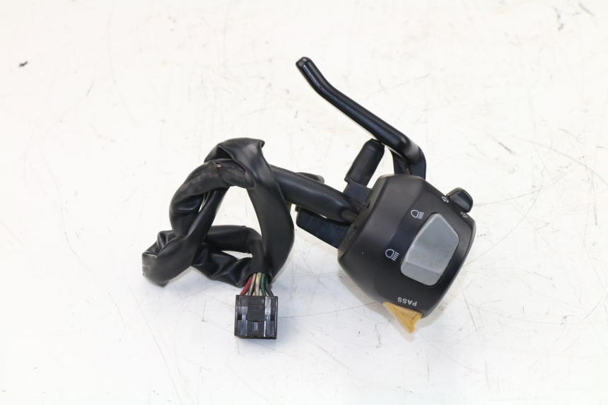 photo de CONMUTADOR IZQUIERDA YAMAHA YP MAJESTY 400 (2004 - 2008) - Primer plano técnico