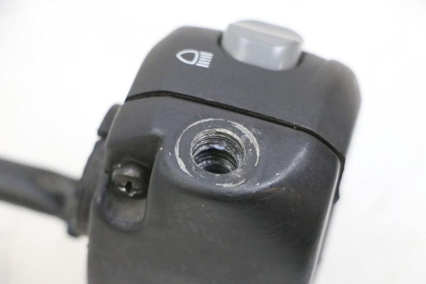 photo de INTERRUPTOR DE LUCES IZQUIERDO YAMAHA YP MAJESTY 125 (2002 - 2006) - Primer plano técnico